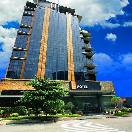 The B Hotel Alabang Muntinlupa City Экстерьер фото