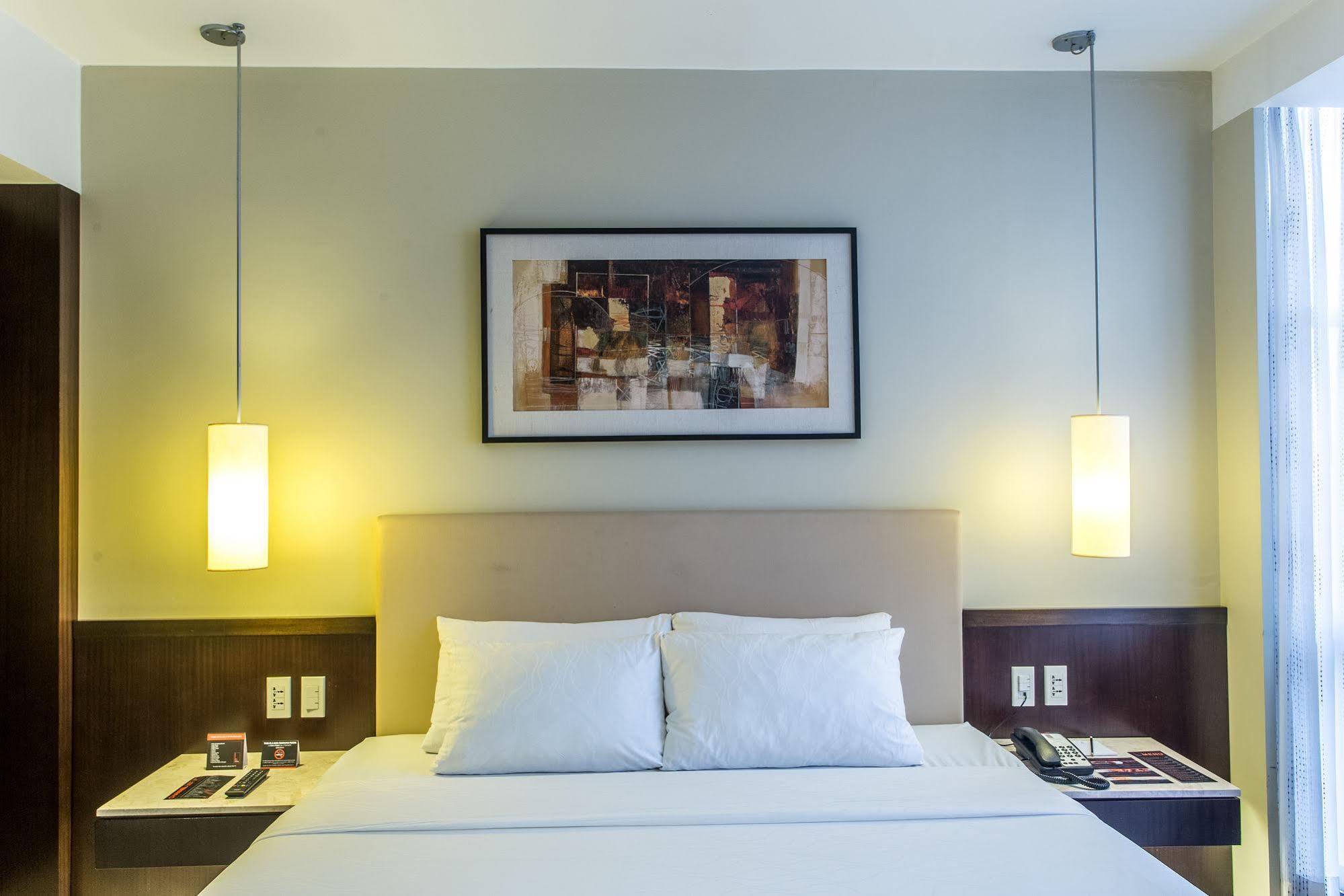 The B Hotel Alabang Muntinlupa City Экстерьер фото