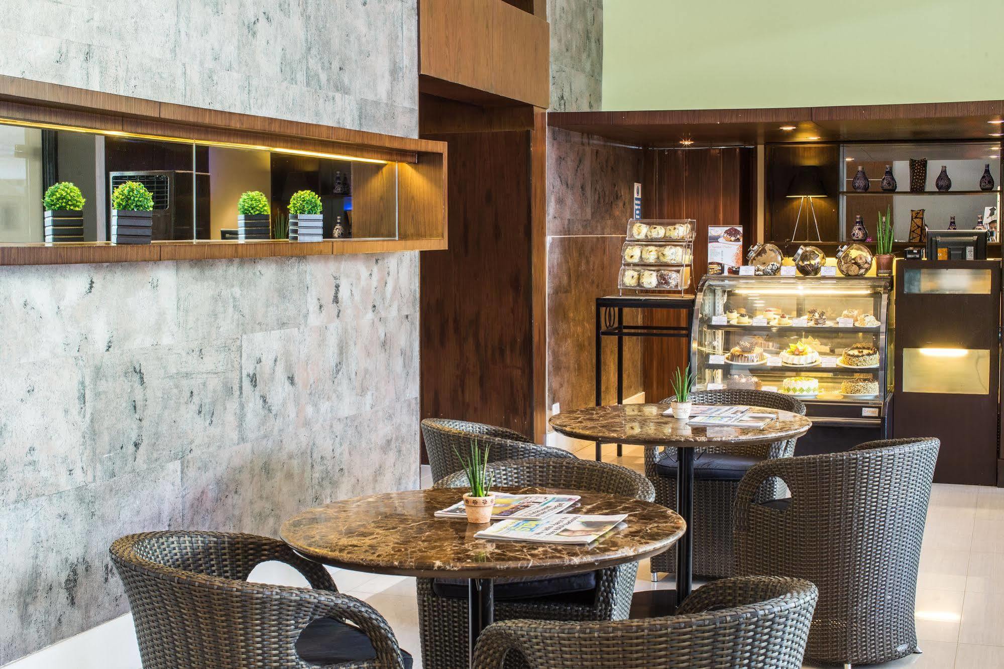 The B Hotel Alabang Muntinlupa City Экстерьер фото